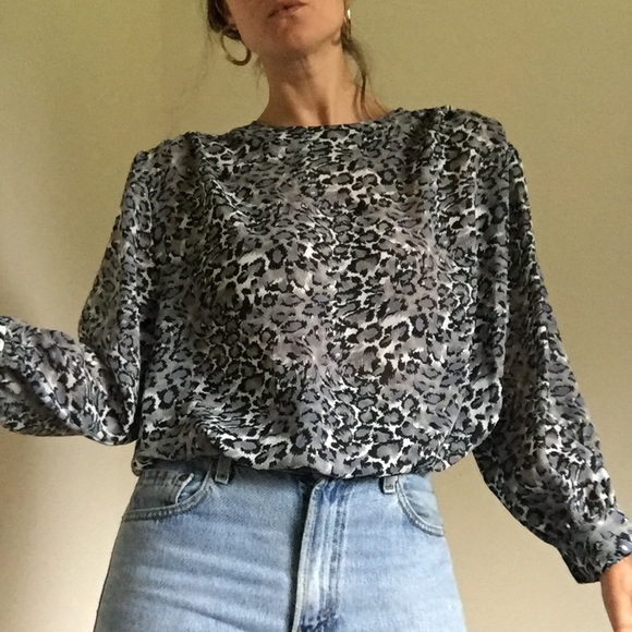 Vintage Snow Leopard Print Blouse with Shoulder Pads and Shirred Hem Size Large - Picture 3 of 6